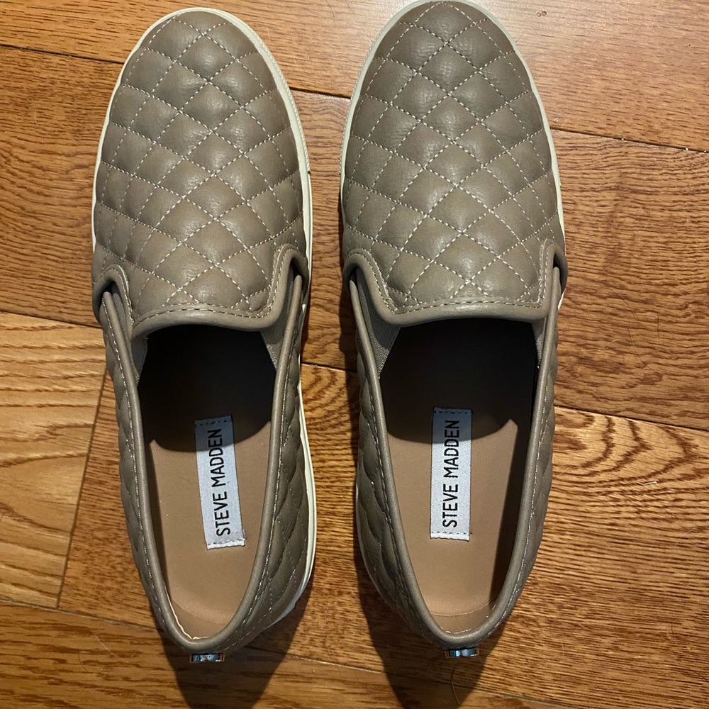 Steve Madden• quilted top sneakers